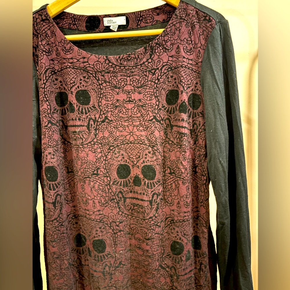 Shirt with a mix of velvet and jersey materials. Skull design Size Medium.